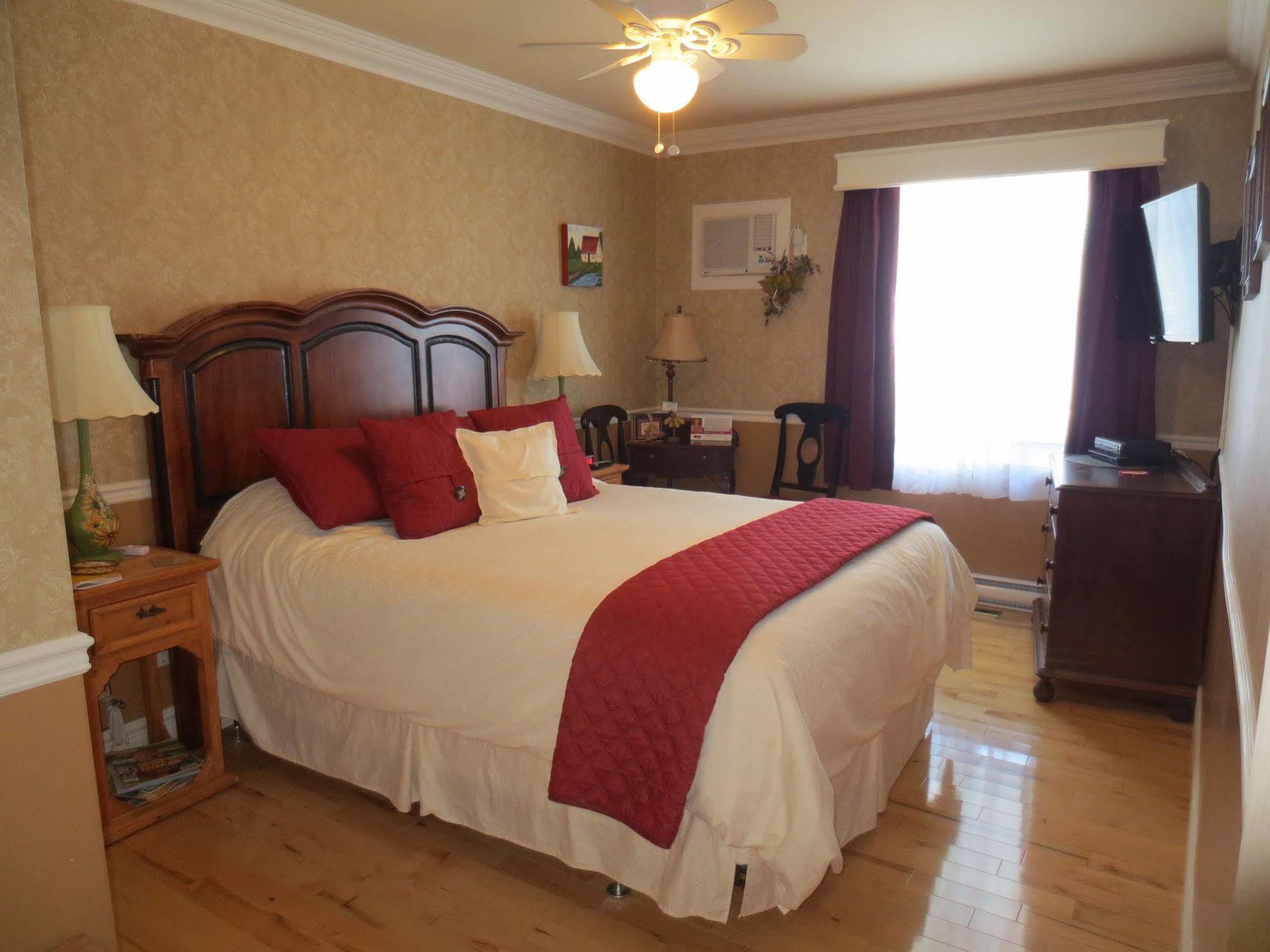 Au Nidaigle Bed & Breakfast Saint-Basile Екстериор снимка