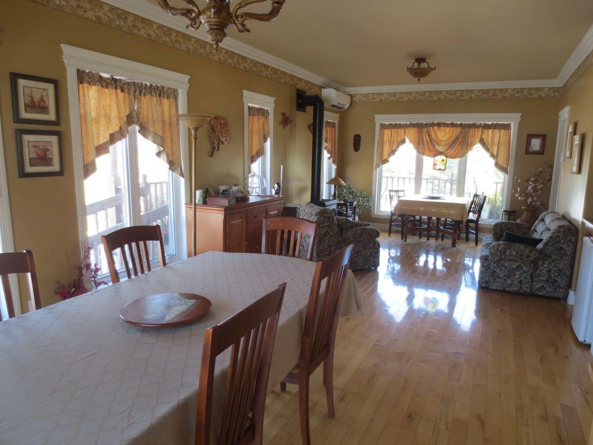 Au Nidaigle Bed & Breakfast Saint-Basile Екстериор снимка